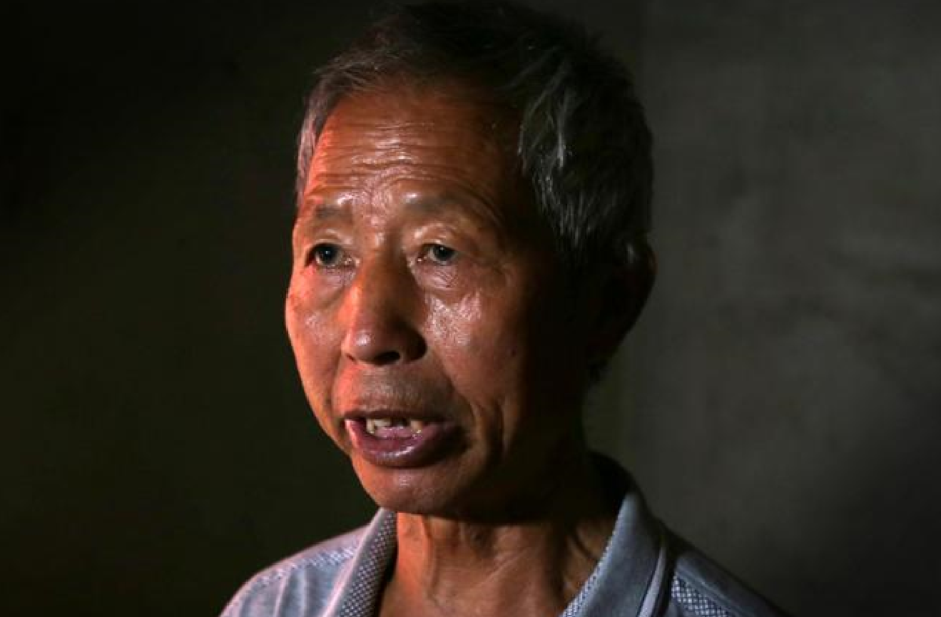 退休大爷,因低买不起墨水,用煤渣练字!网友:赶超丑书大师!