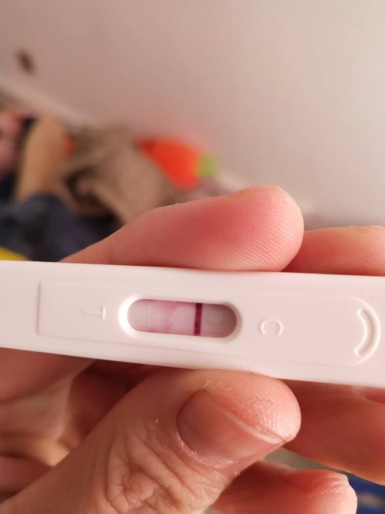 验孕棒五分钟显示如图一,半个多小时后显示如图二,这说明什么情况?