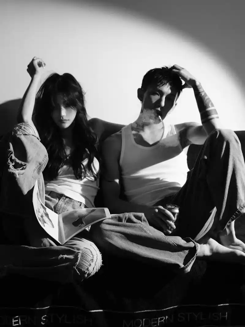 情侣氛围感黑白照片.#情侣拍照 #拍照姿势 #情侣 #黑白系 - 抖音