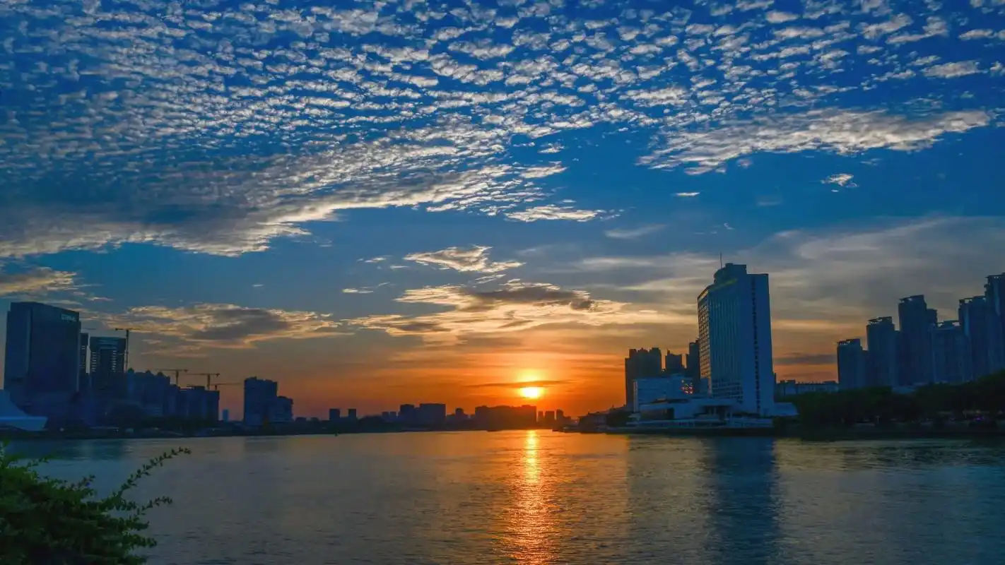 在广州等你#落日余晖映晚霞一抹夕阳美如画 #点亮城市之光 - 抖音