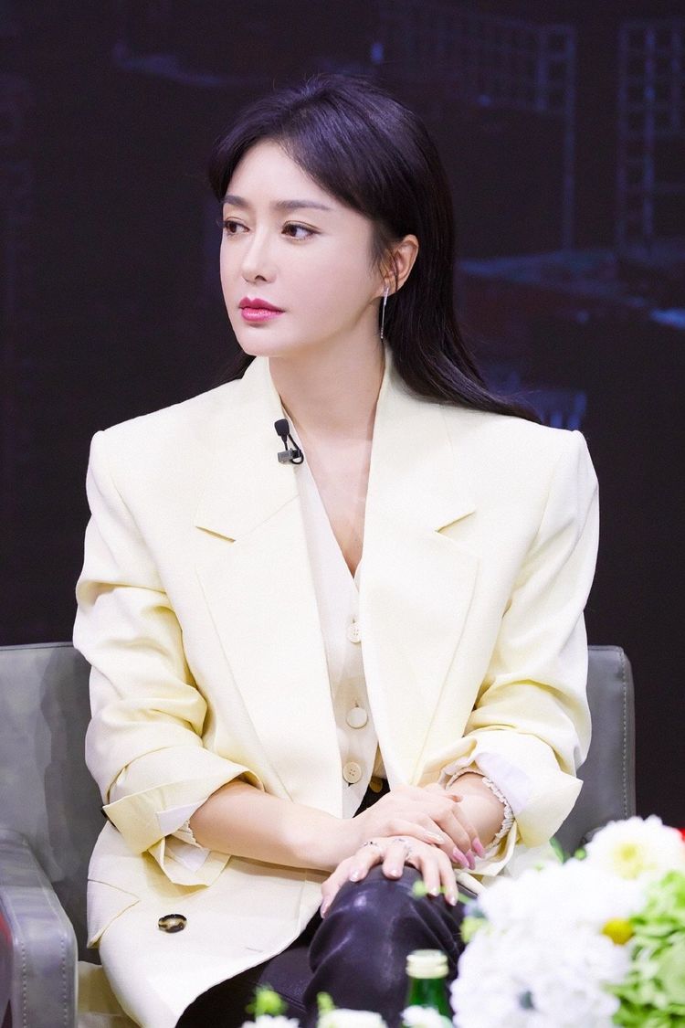 秦岚这一身太适合职场了鹅黄色西装皮裤简约却不失风度