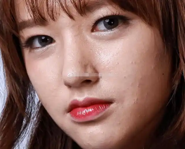 然而实际情况是,她的照片显示出明显的眼部细纹,即使遮住了脸上的痘痘