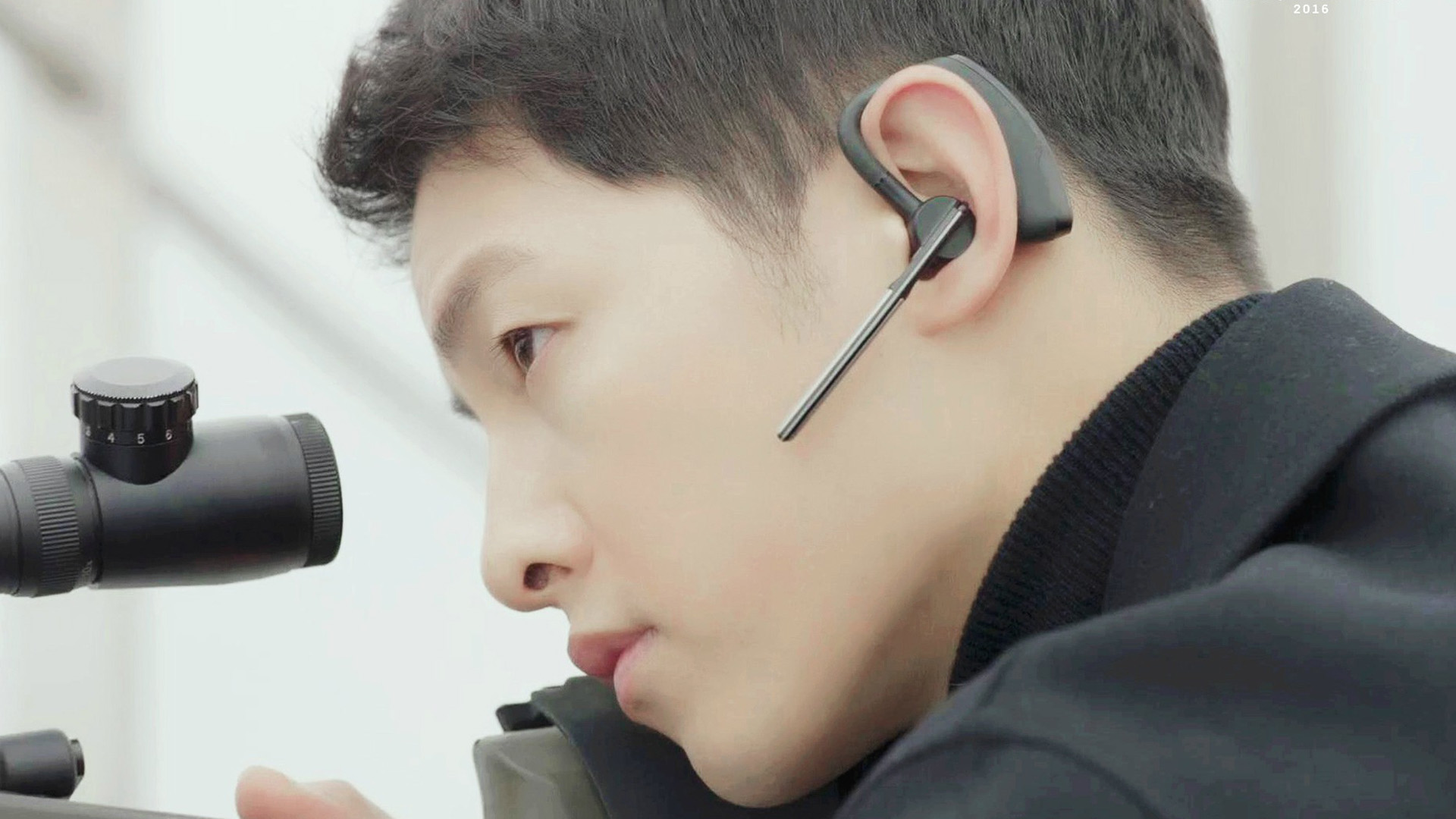 宋仲基《太阳的后裔》帅气狙击手剧照桌面壁纸高清大图预览1920x1080