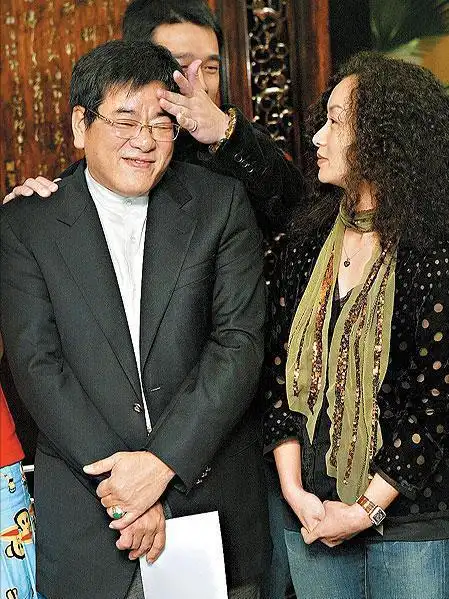 吴敦和贾静雯的关系一直挺让人好奇的,贾静雯总爱叫吴敦"干爹",但两人