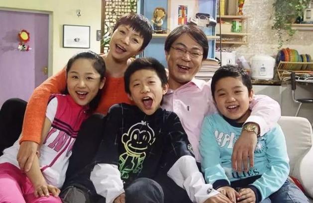 《家有儿女》是一部讲述两个离异家庭重组之后,父母和3个孩子和谐相处