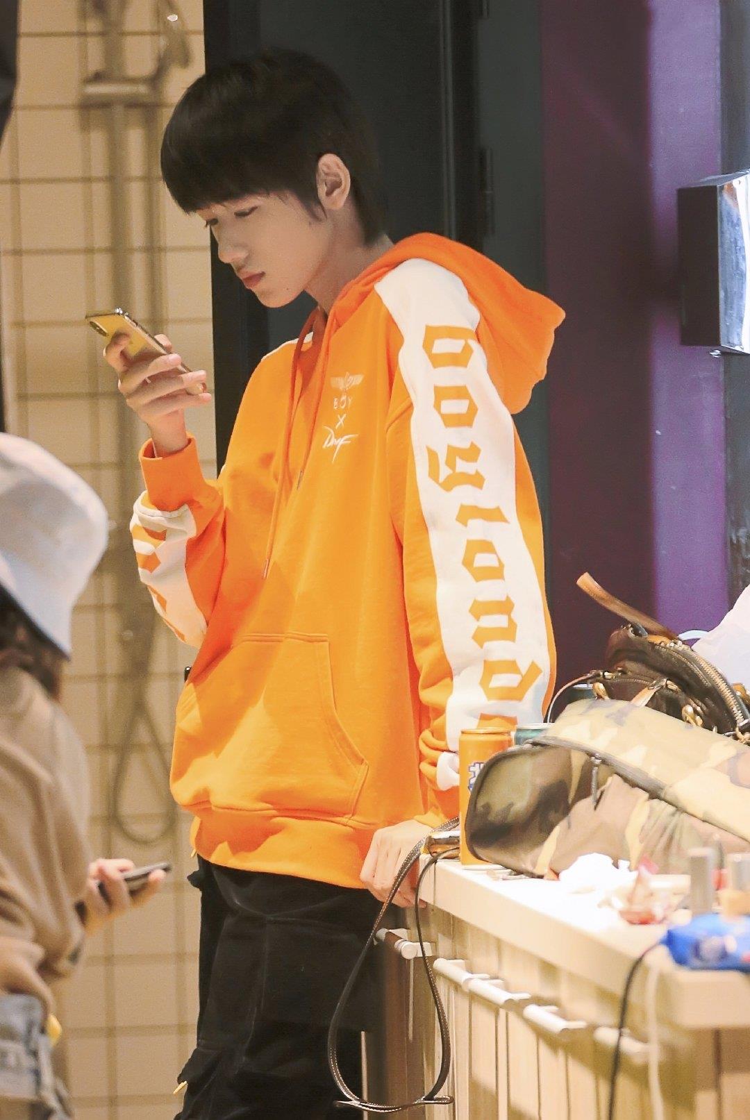 原创日系美少年宋亚轩笑容阳光灿烂暖人心穿搭也是教科书式优秀