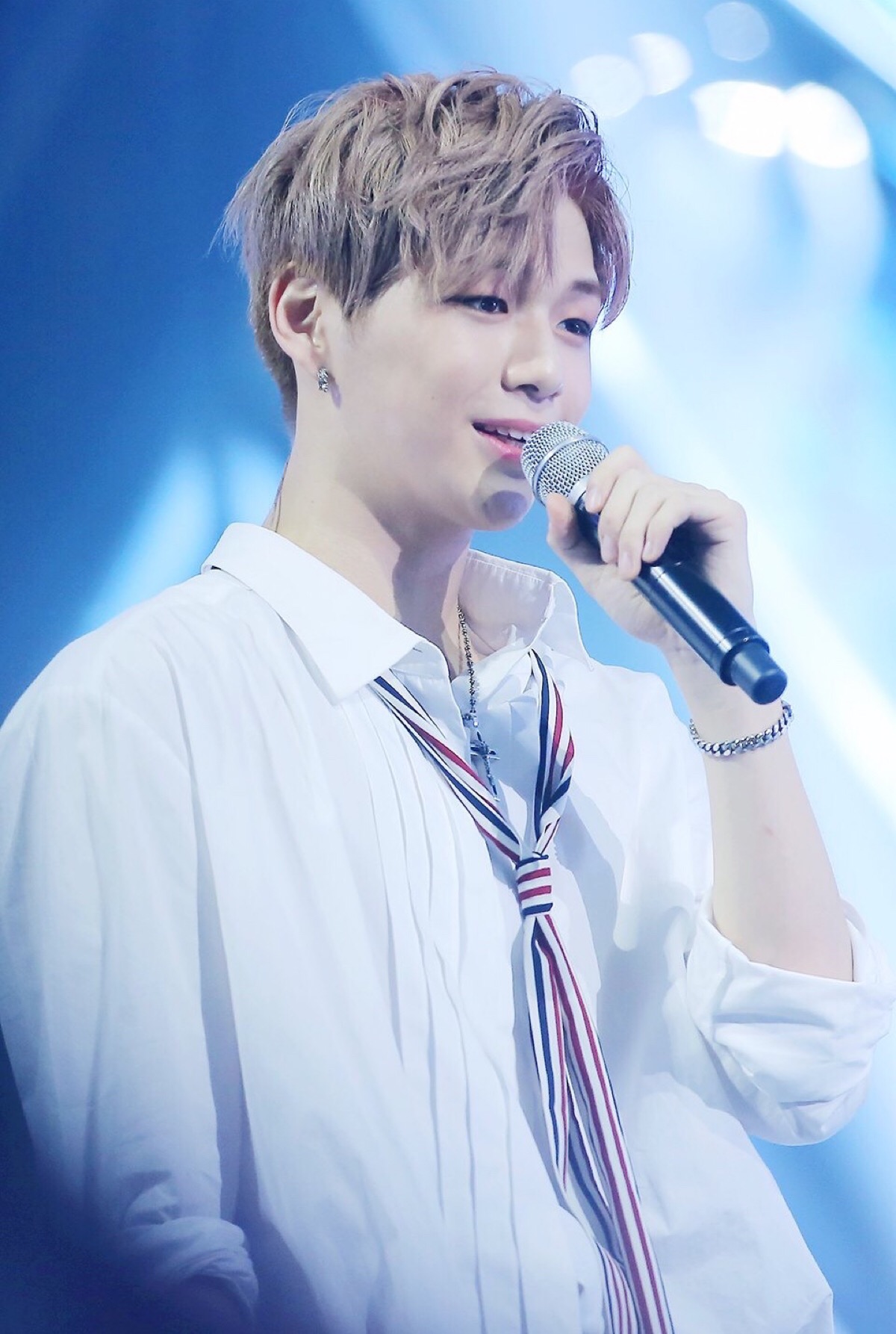 姜丹尼尔 1996年12月10日出生于韩国釜山 韩国男歌手 男子演唱组合