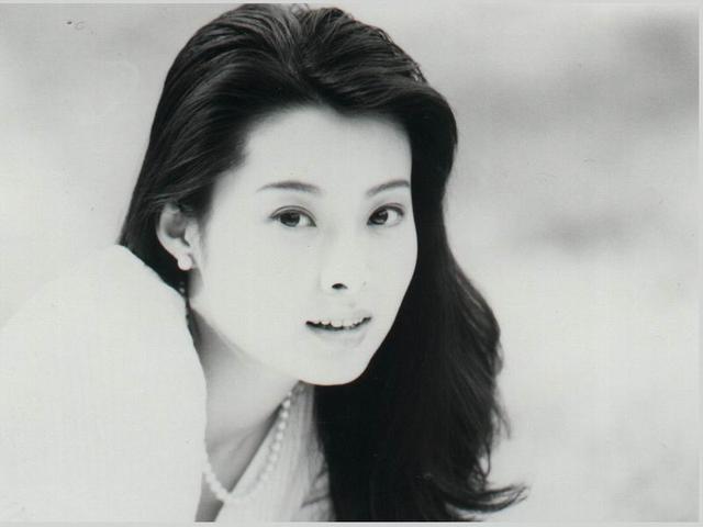 袁立年轻时写真照,妩媚中透着一股英气.