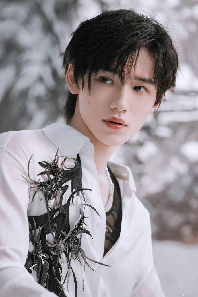 青年演员宋亚轩##宋亚轩 青衿向戏灼韶华