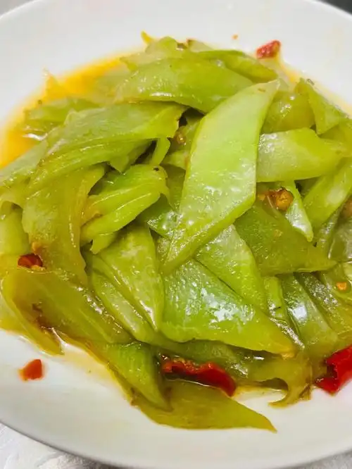 家常菜清炒莴笋青笋不用焯水