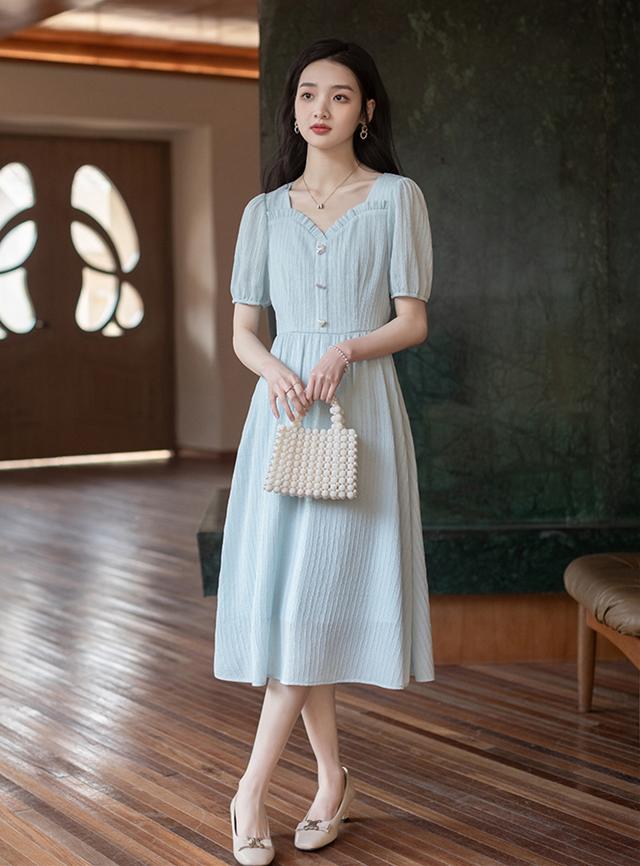 连衣裙采用了上下连体的样式,既能省去搭配的烦恼,又能打造出女人味