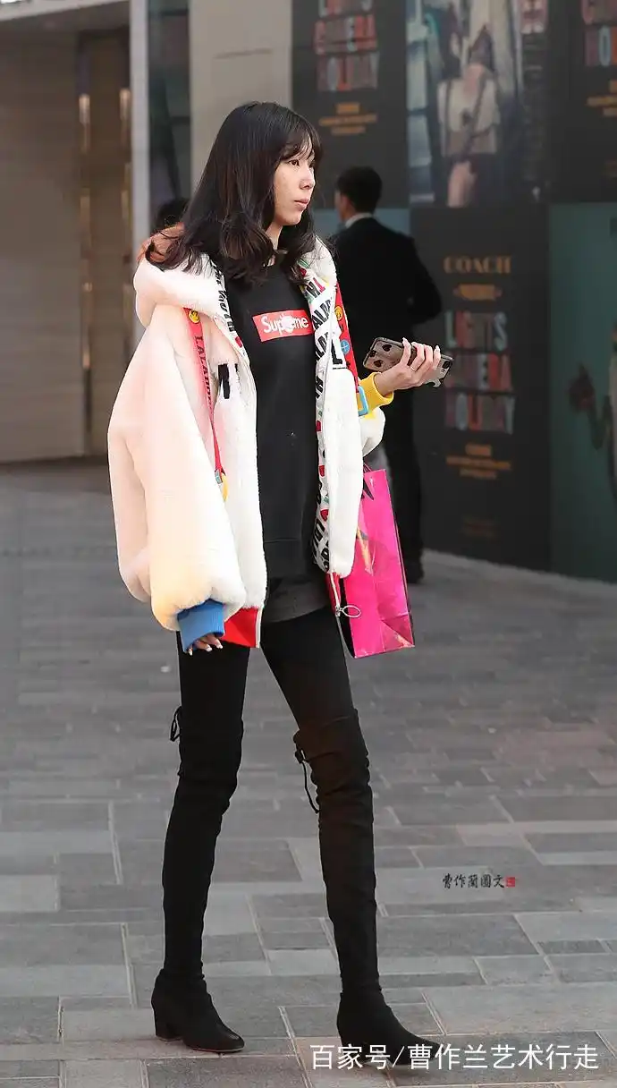 高筒靴搭配黑色打底袜,这是高筒靴最酷的穿法,特别彰显个性