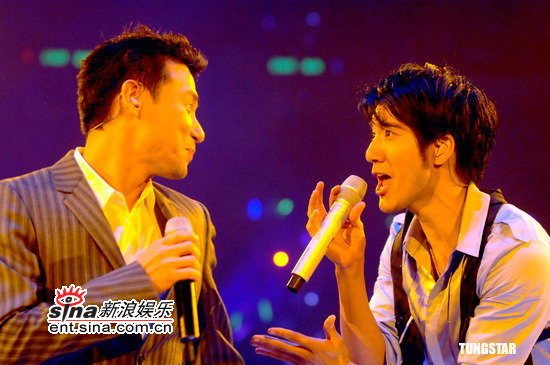 图文王力宏红馆热力个唱与张学友默契对视
