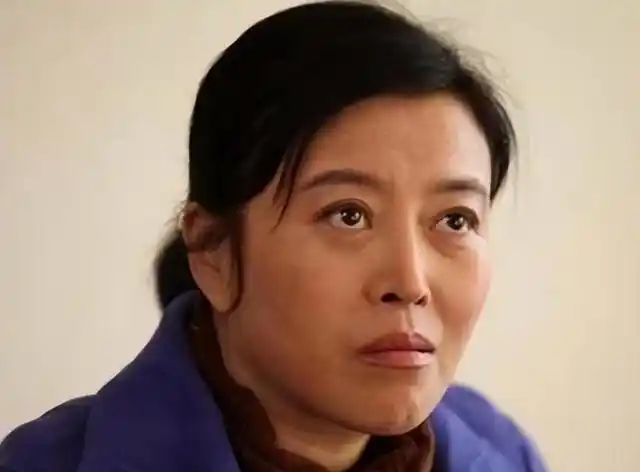 丁嘉丽:2段婚姻,四次流产,为小男友下跪求导演,如今怎样了?