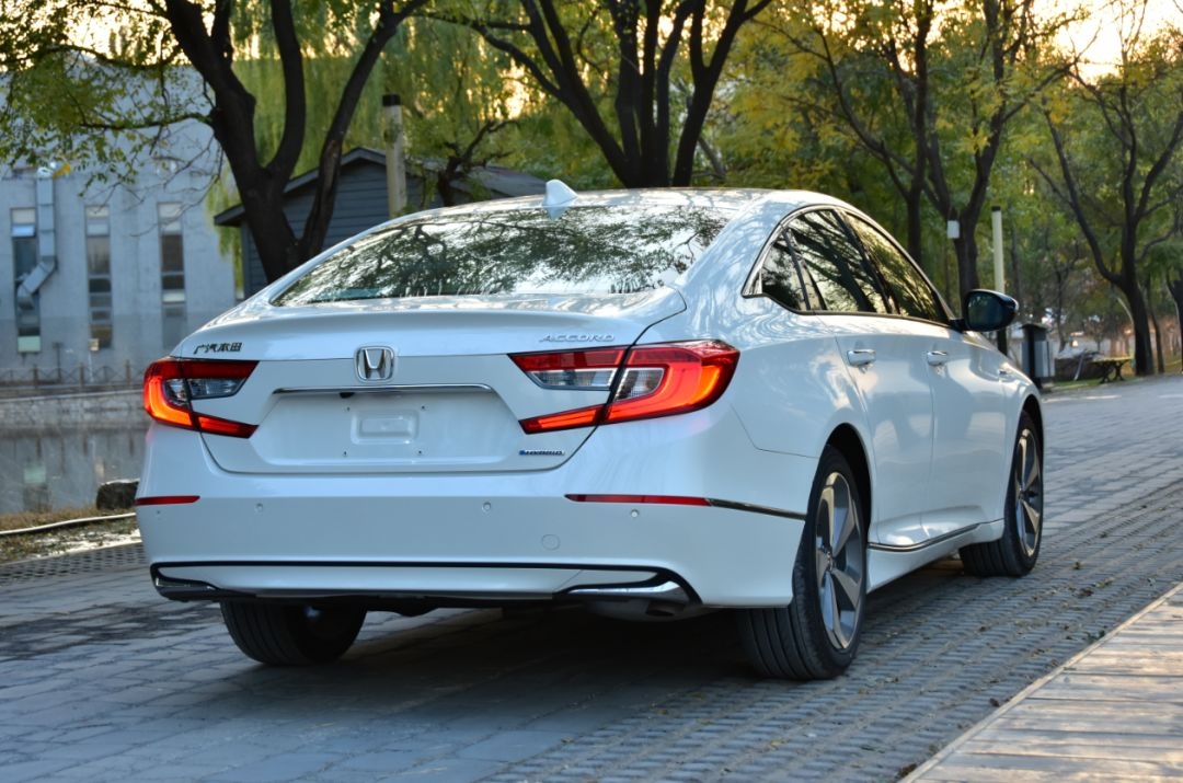 怀念大排量自然吸气?本田第十代雅阁 锐混动复刻了这种体验