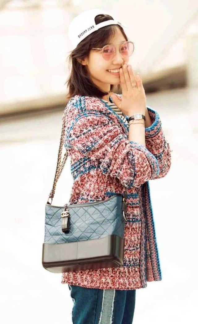 白百合穿衣真的很有格调,小香风外套搭配牛仔裤,反着戴棒球帽