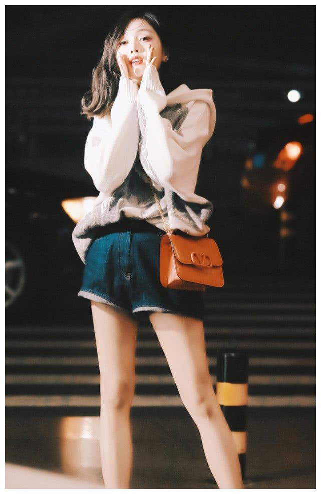 原创吴宣仪腿娱乐圈罕见穿热裤腰线跟侧面栏杆一样高长到开挂