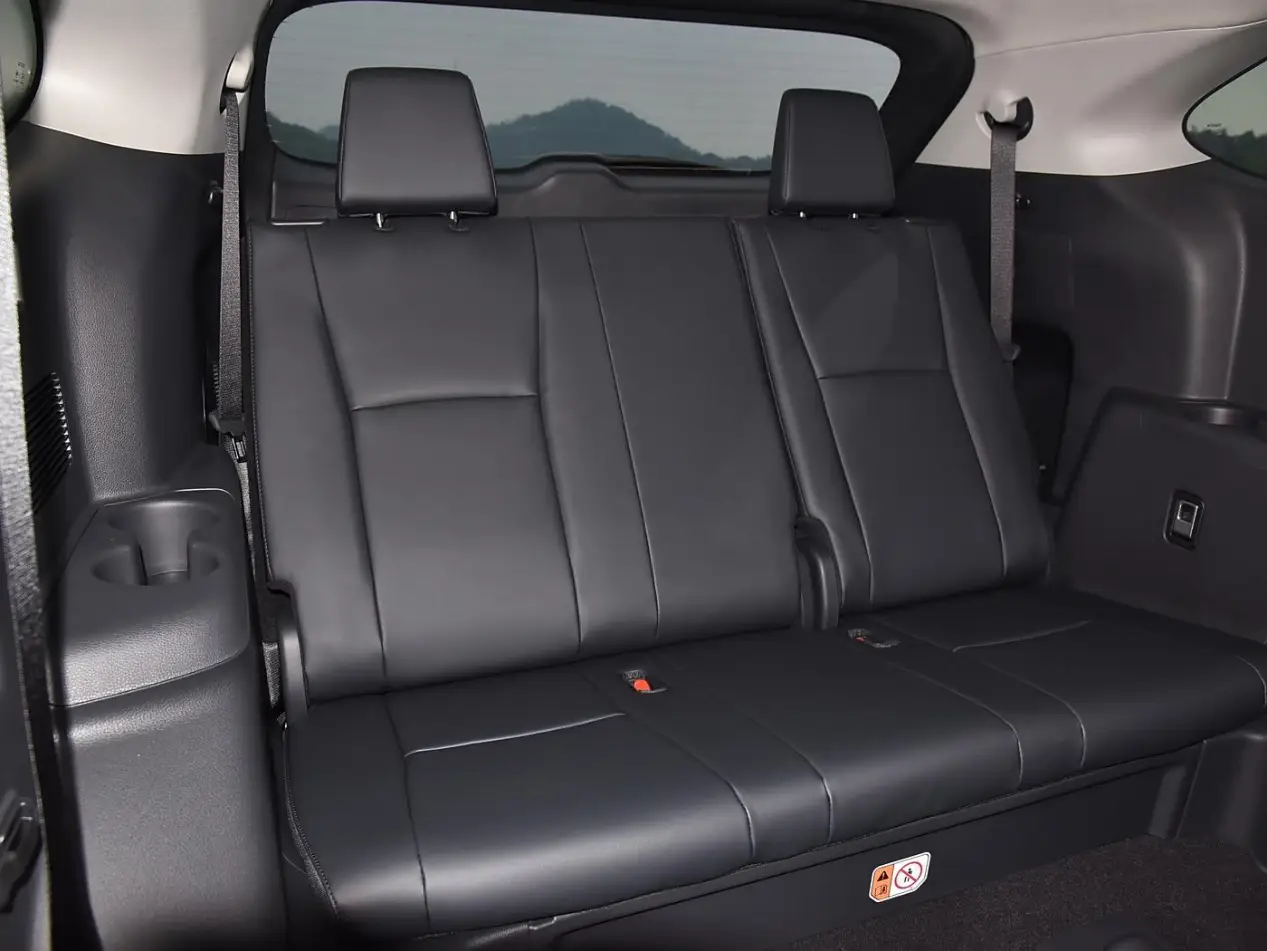 人少行李可还多呢,将汉兰达第三排座椅放倒后,我们的后备箱容积得到了