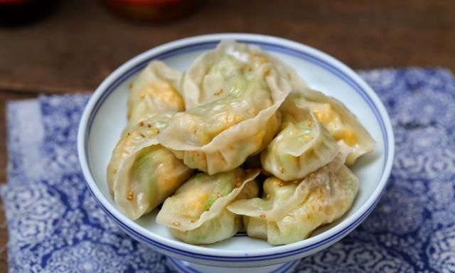 头伏饺子别错过,我家更喜欢煎着吃,皮薄馅大一咬直冒汁,太香了
