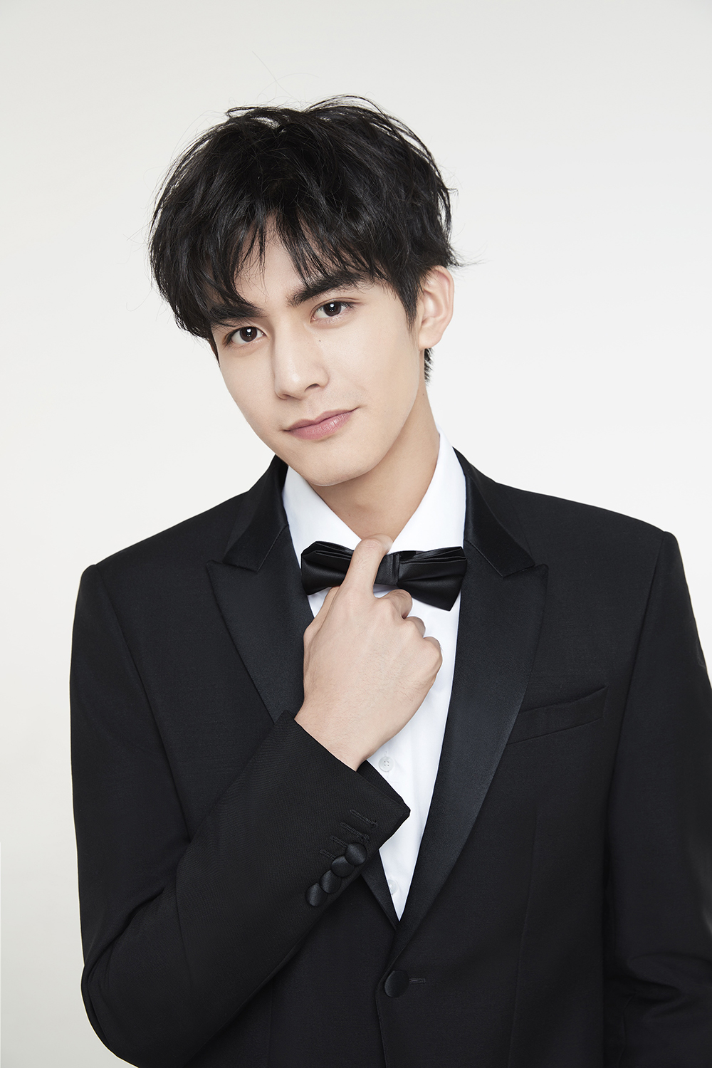 宋威龙生日西装写真曝光 二十岁少年初长成