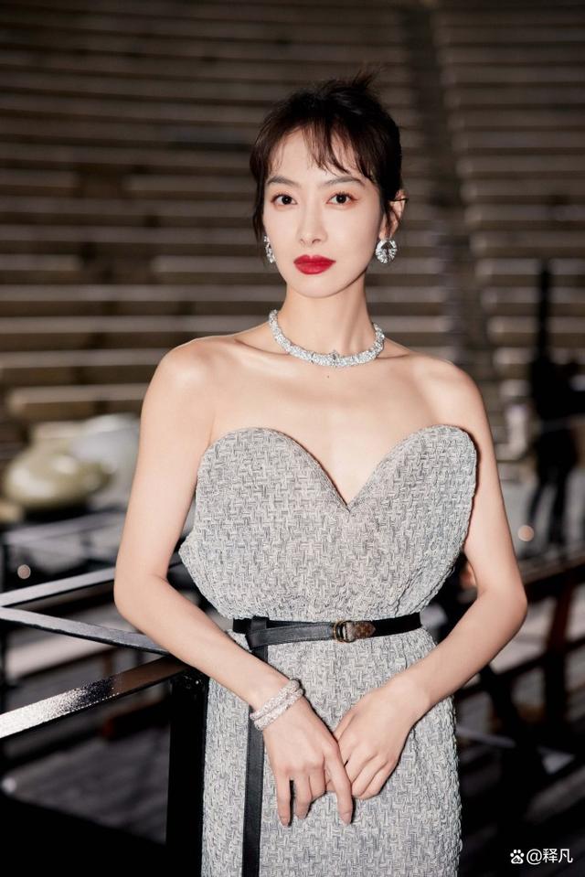 宋茜身穿灰色抹胸长裙大秀玉背!肤白貌美太性感冷艳
