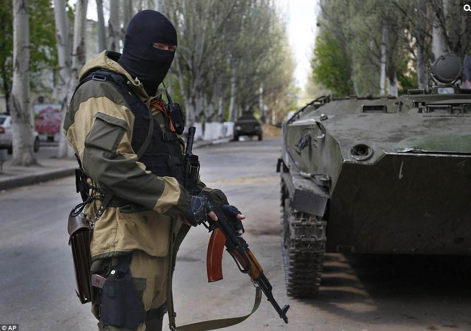 乌克兰特种部队手持ak47搜查 亲俄武装烧轮胎阻挡