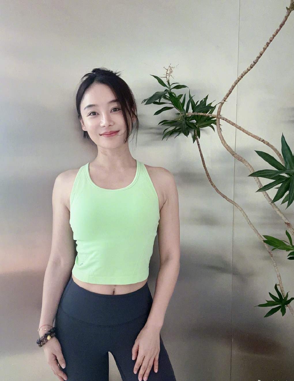 女星袁姗姗晒健身写真,通过锻炼释放多巴胺,一直保持青春美丽身段