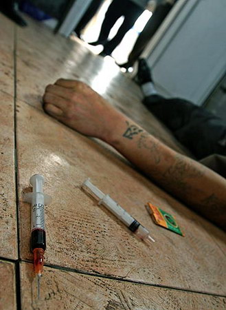 图文:吸毒者因注射过量毒品而死