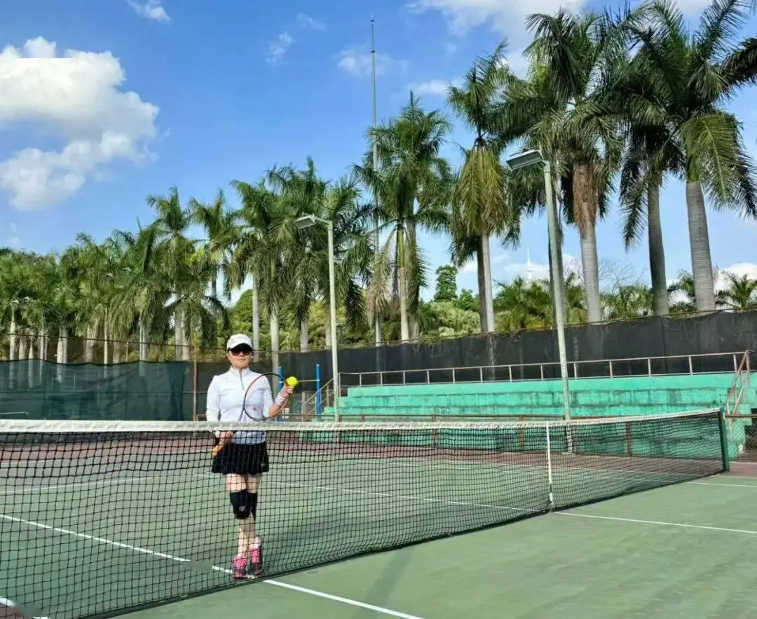 父亲教她打球,篮球,排球,羽毛球,网球日后都成为了朱芳教授的爱好.