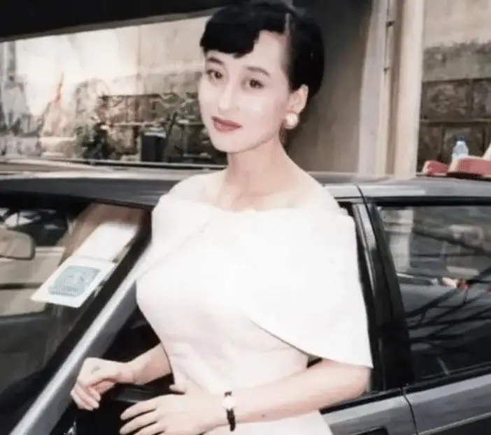 62岁利智近照曝光!