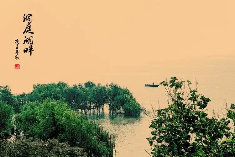 岳阳过去被称作"巴陵",广场紧邻洞庭湖,同时这里还是江南三大名楼之一