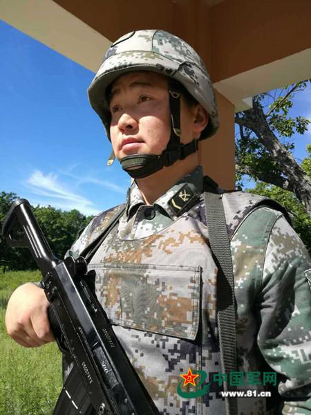 蒙古族战士常山在哨位上站岗.关键摄