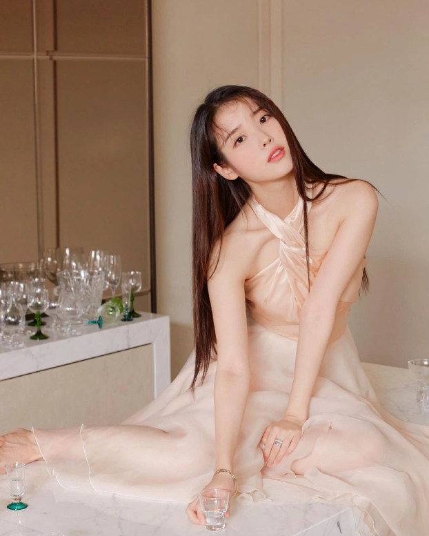 清纯妩媚,甜美可人的#iu# 李知恩,肤白貌美的容颜,窈窕曼妙的身材