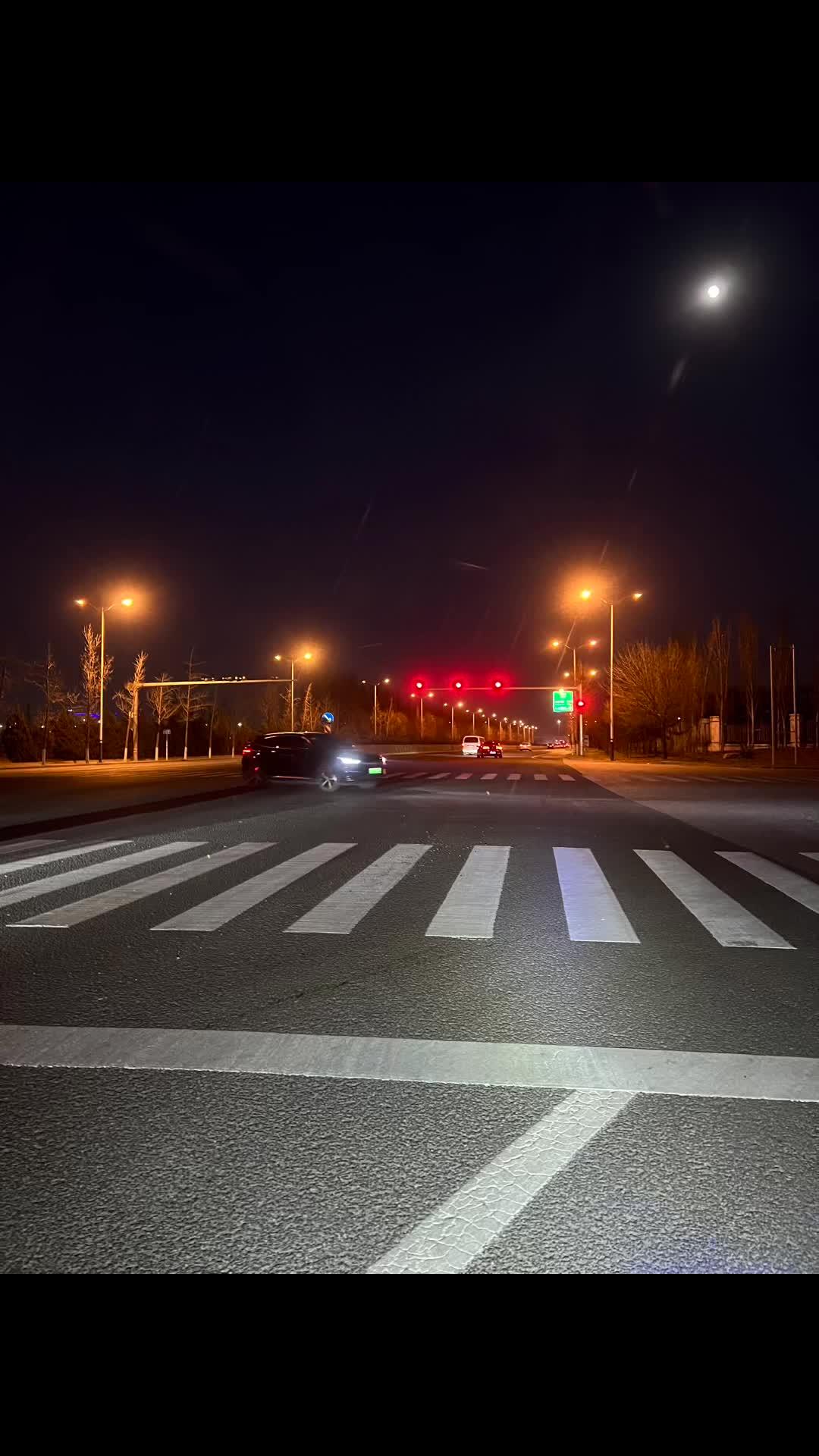 城市的夜晚 无情的街孤单的夜 夜已深人未眠 伤感音乐 说不出的或许都