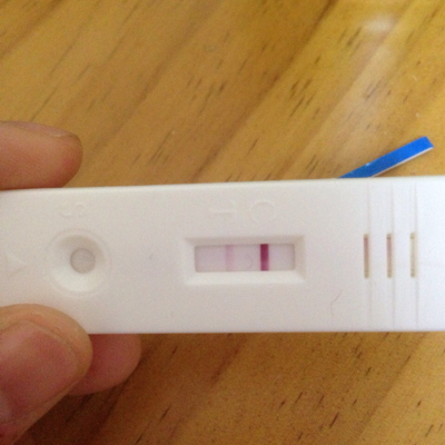 验孕棒一深一浅,小肚子像来好事似的疼,是怀孕吗?