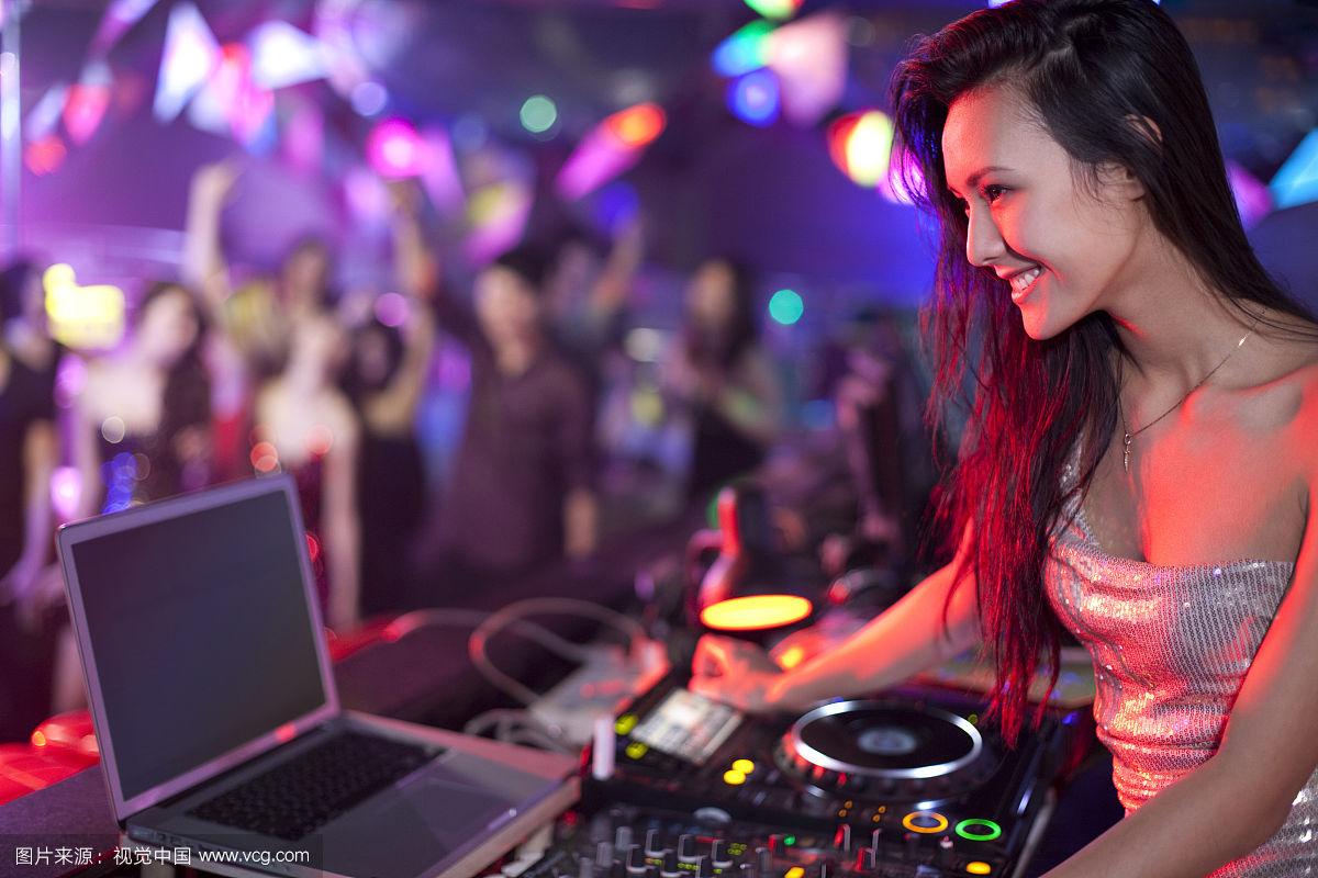 dj在舞厅打碟