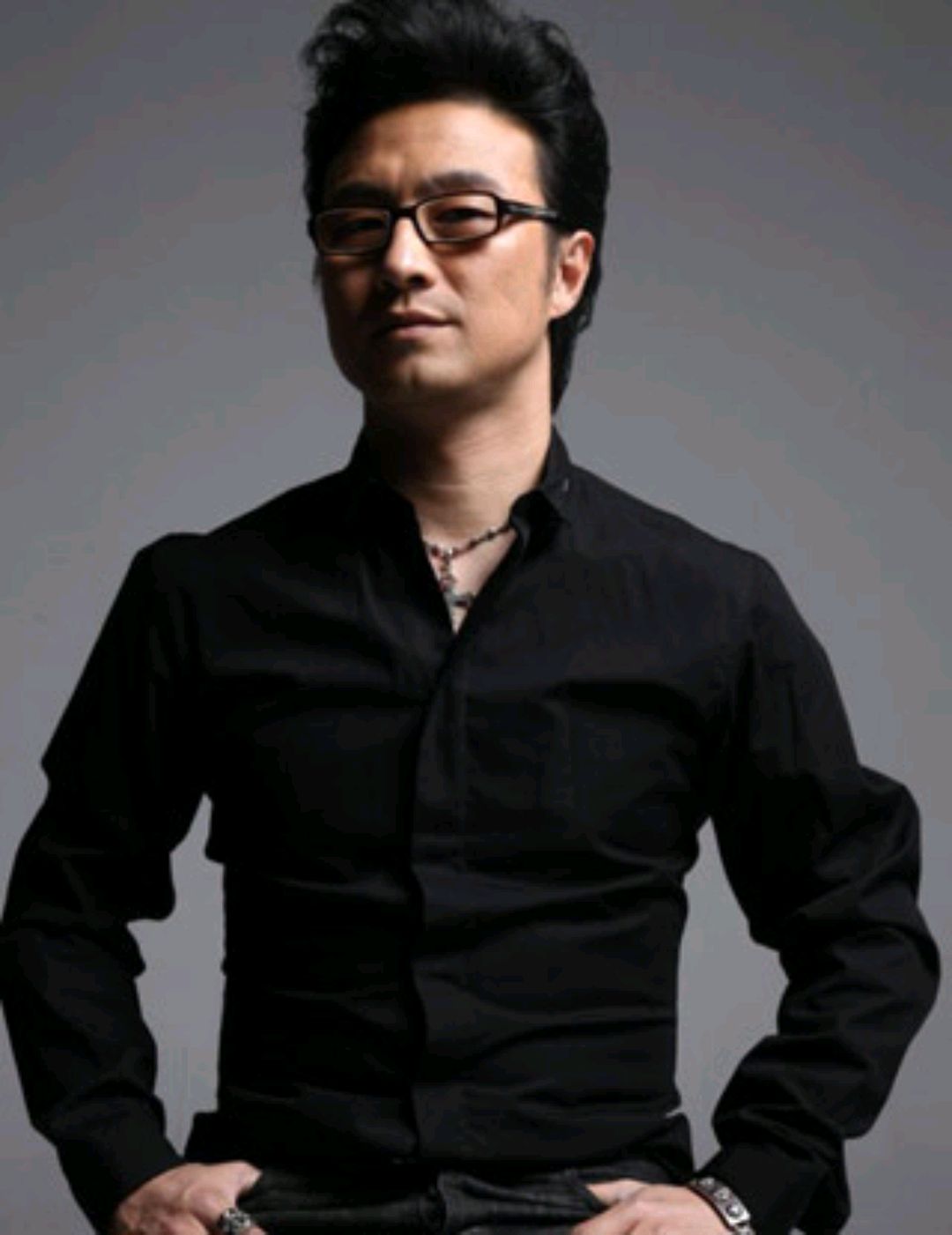 汪峰改换寸头新造型,去油减龄,精气神十足