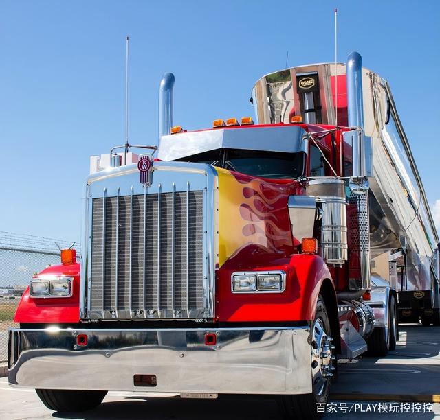 参考的是现实版的卡车造型制作,大家喜欢擎天柱的这两种载具形态吗?