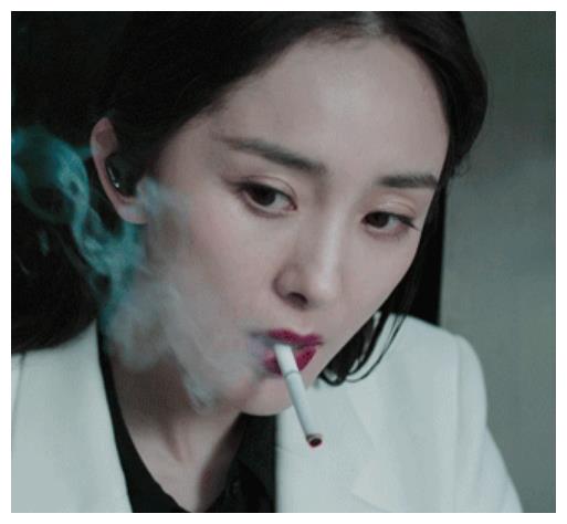 女明星抽烟,杨幂气场强大,周迅很潇洒,看到赵丽颖:闹着玩呢?