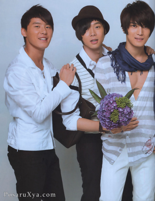 求一张08年东方神起5个人,金在中站在中间拿着花的图