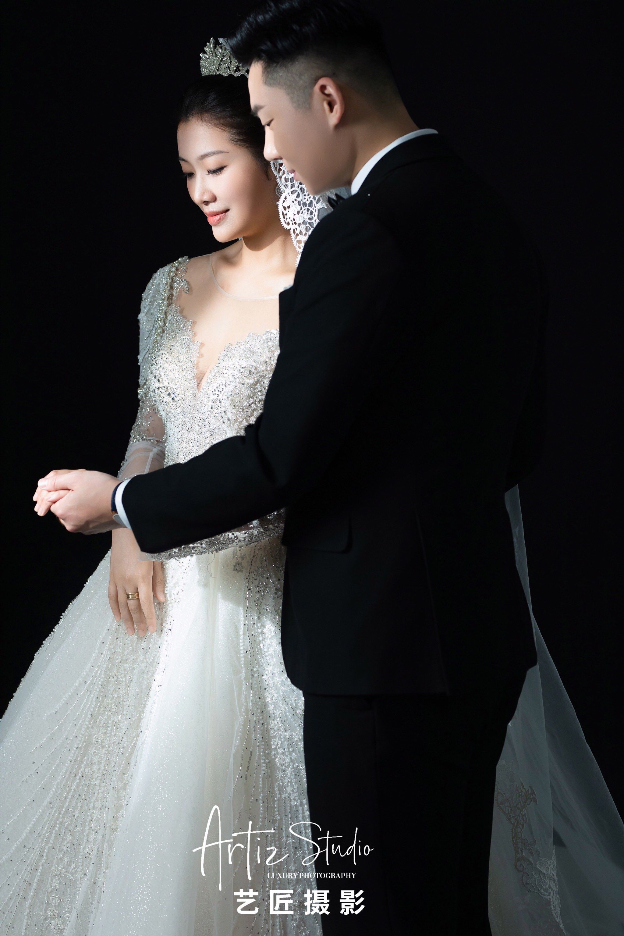 纯色背景婚纱照