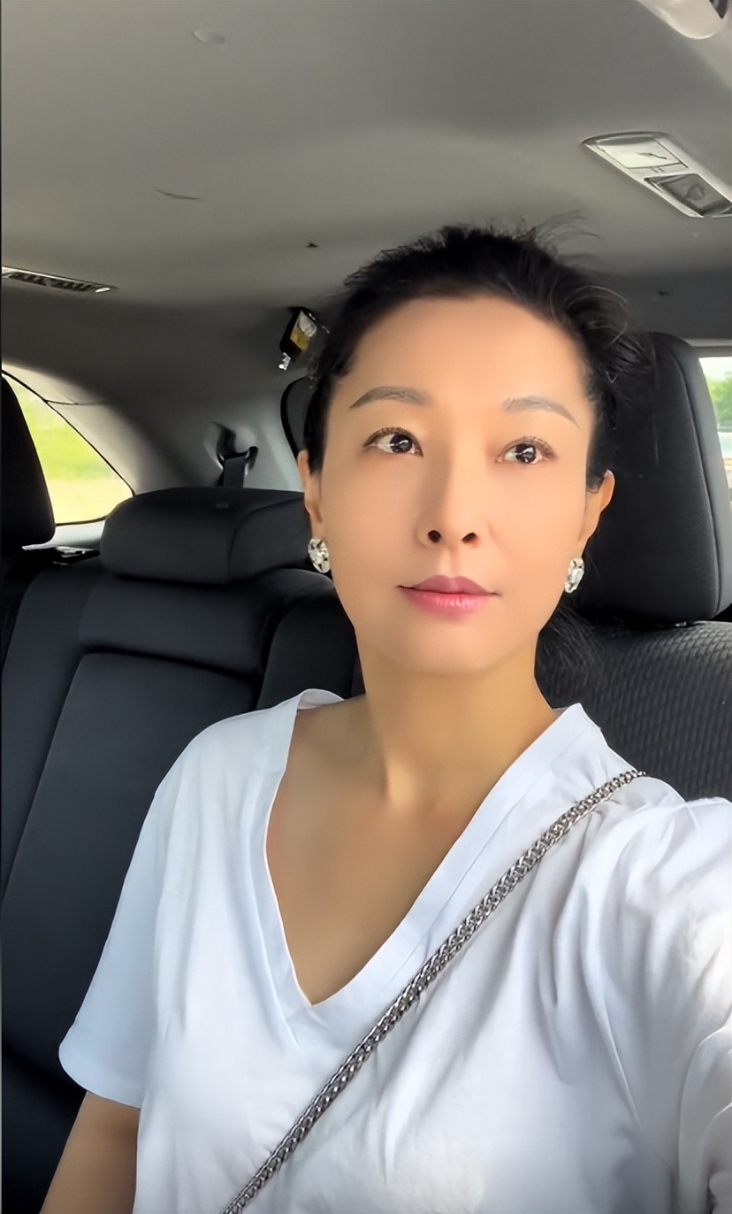 50岁女演员移居美国,与丈夫开豪车住豪宅,18岁女儿艺考全国第一_刘茜