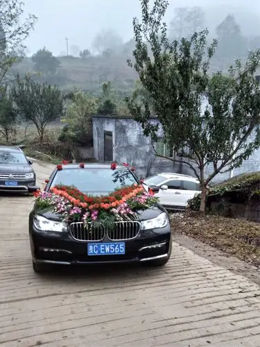 婚车来到.