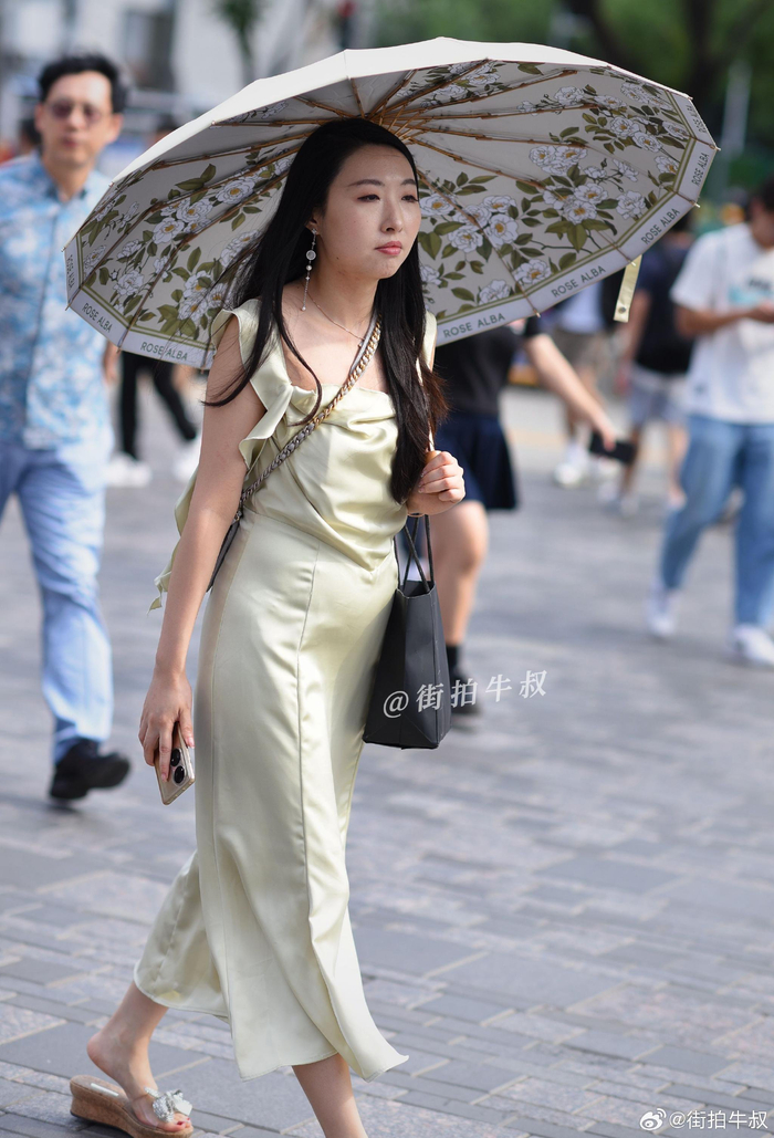 美女一身漂亮的古风打扮出街