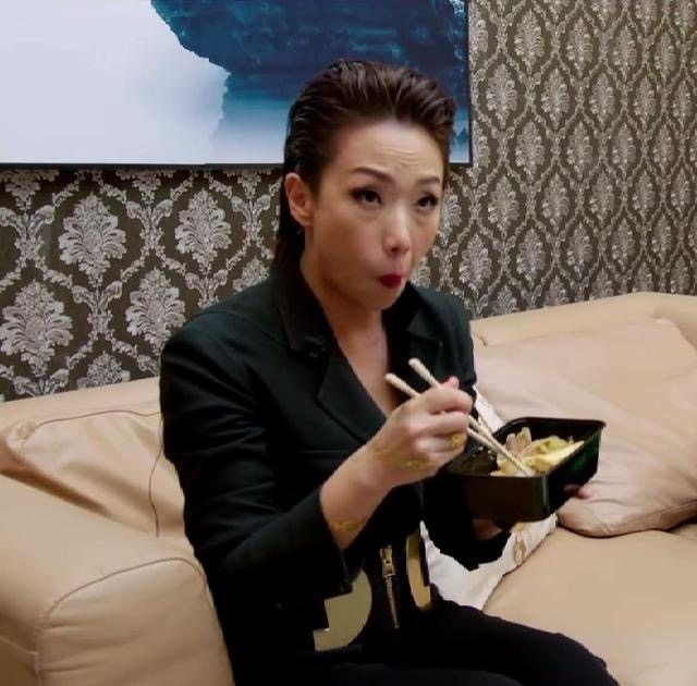 50岁林忆莲再度爆红,后台吃凉皮的表情让人看得浑身一哆嗦!