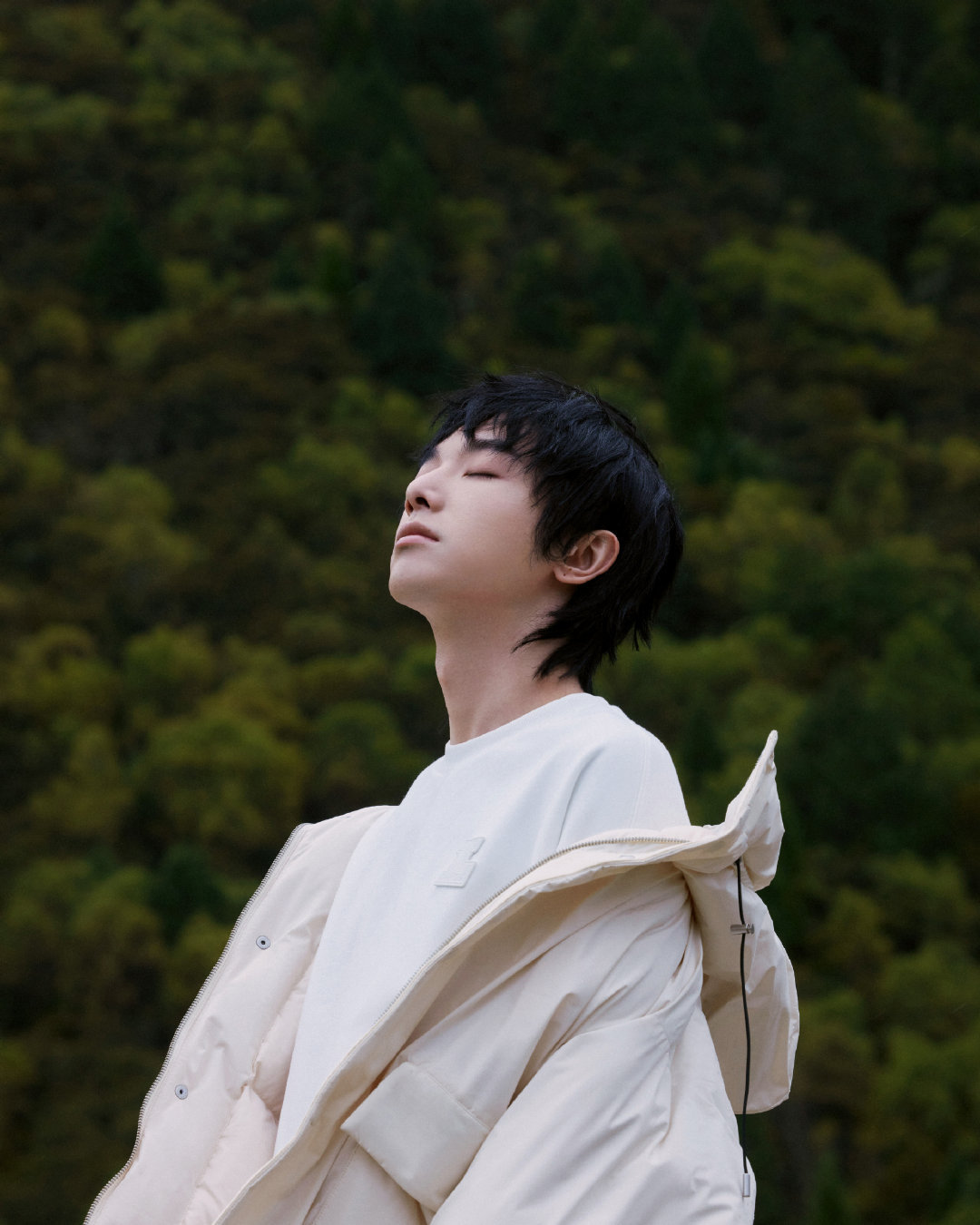 华晨宇今日大秀造型写真一身白色look的花花山野云海间大片