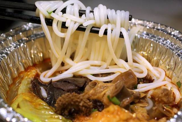 老板,再来一个卤蛋还有腐竹皮! 不,是糖心卤蛋