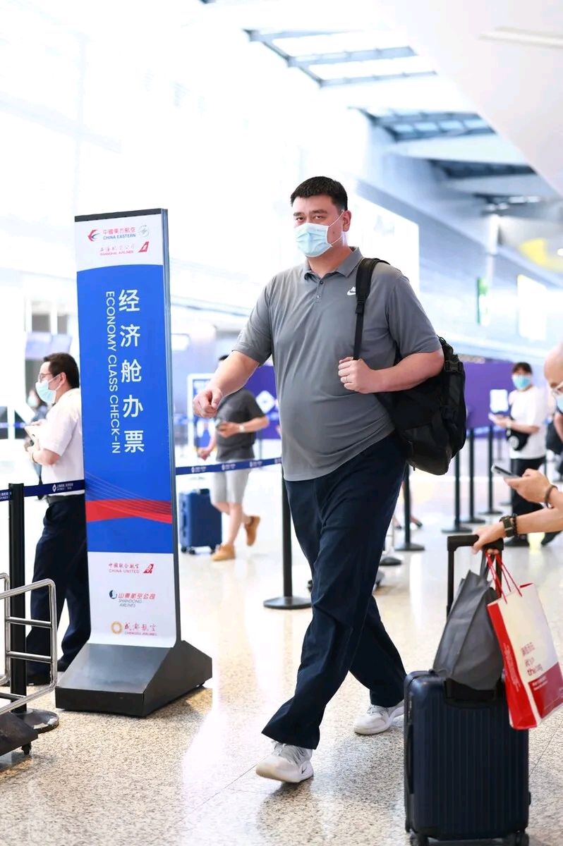 姚明亮相北京机场,他这次搭配的很简洁,不过看上去气势满满,真的是太