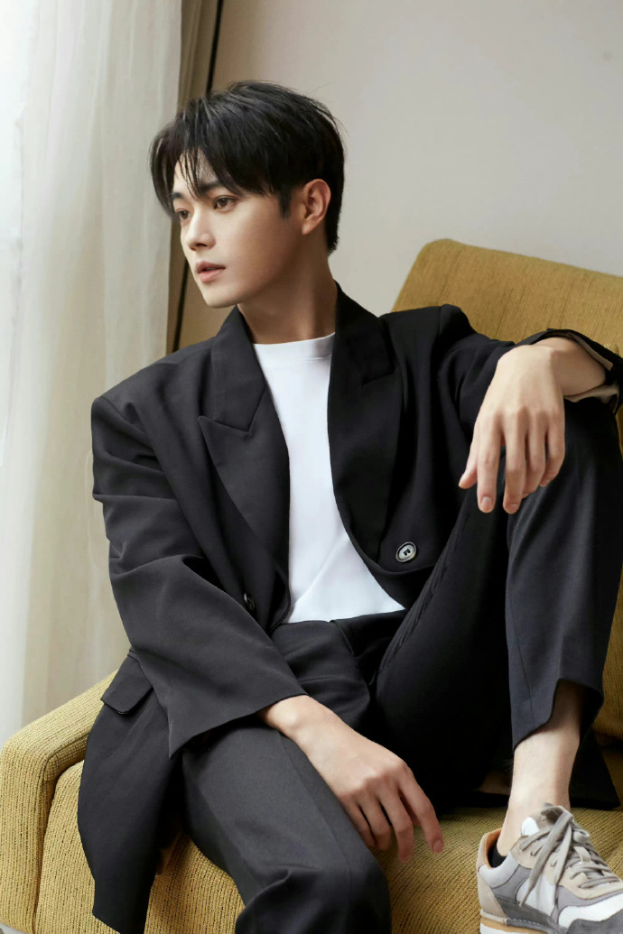 许凯西装眼镜造型随拍##许凯西装眼镜造型live图