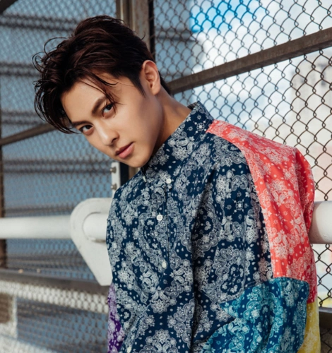 王子邱胜翊发布元气街拍大片复古时尚引领穿搭风尚